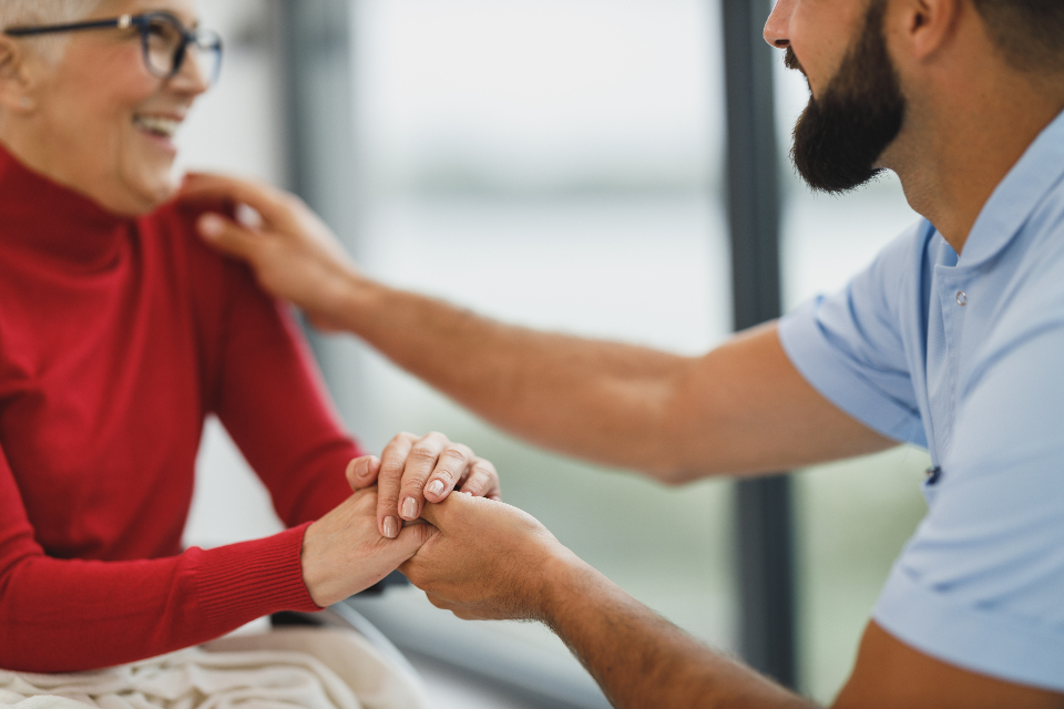 Senior souriante accompagnée par un soignant